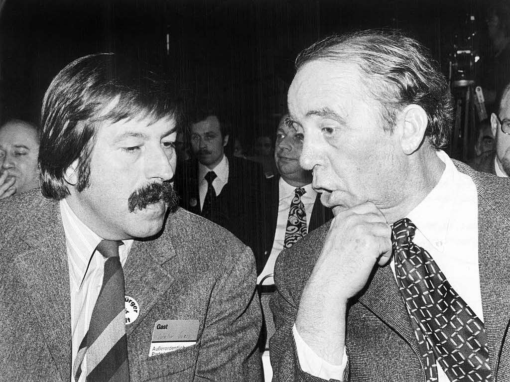 Die Schriftsteller Gnter Grass (l) und Heinrich Bll (r) auf einem Auerordentlichen Parteitag der SPD in Dortmund am 12.10.1972.