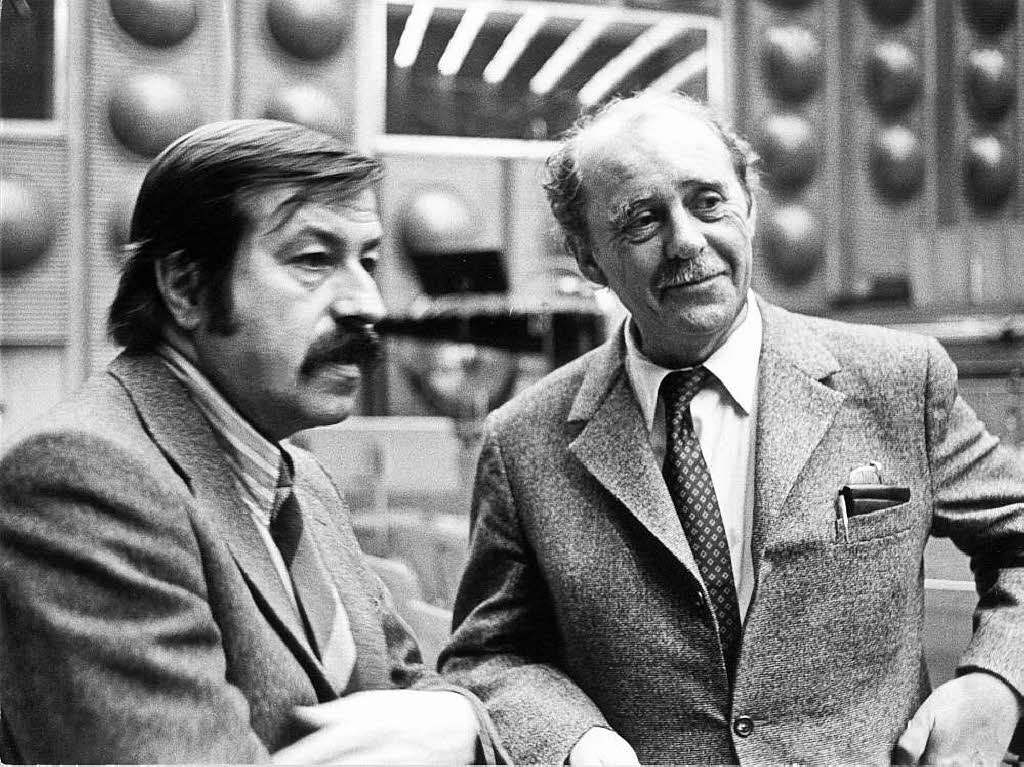 Die Schriftsteller Heinrich Bll (r) und Gnter Grass (l) stehen am 01.02.1973 im Groen Sendesaal des Hessischen Rundfunks in Frankfurt/Main.