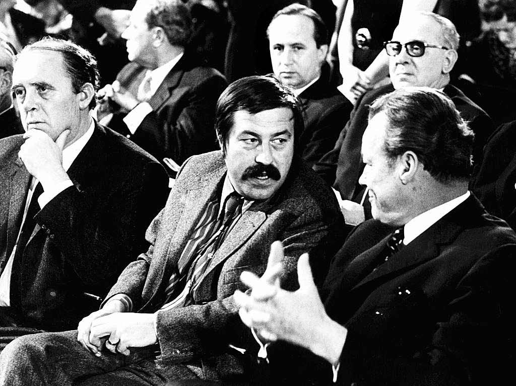 Gnter Grass und der damalige Bundeskanzler Willy Brandt (SPD) sitzen am 21. November 1970 whrend des 1. Kongresses des Verbandes Deutscher Schriftsteller in der Stuttgarter Liederhalle, aufgenommen am 21.11.1970.
