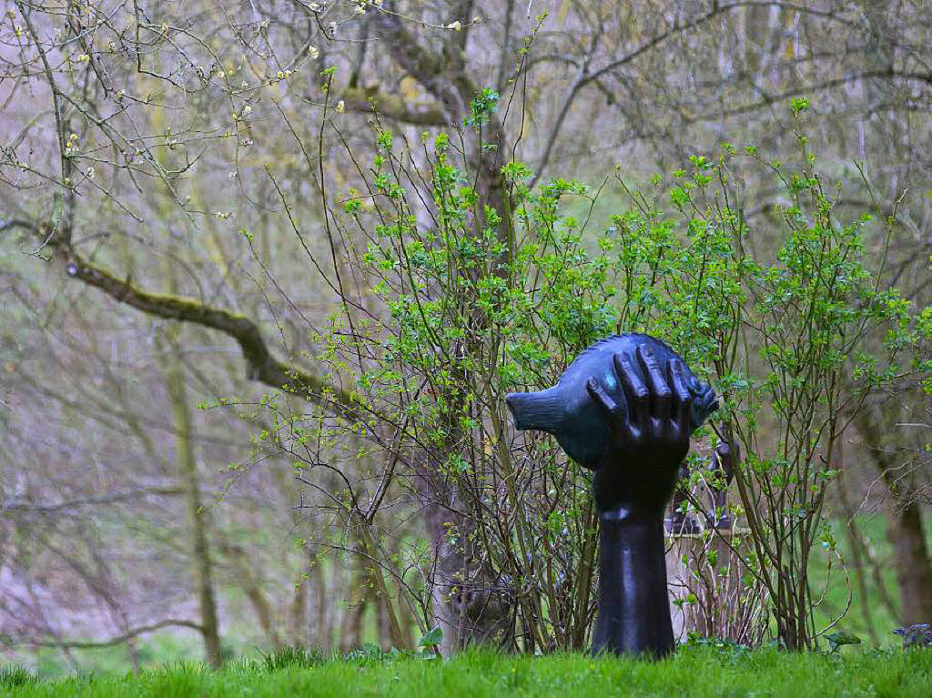 Eine Skulptur aus der Serie "Butt im Griff" steht im Garten vor dem Wohnhaus des Schriftstellers und Knstlers Gnter Grass in Behlendorf (Schleswig-Holstein), aufgenommen am 13.04.2015.