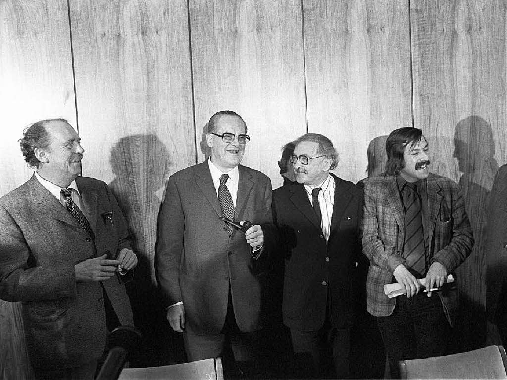 Die Schriftsteller Heinrich Bll (l), Thaddus Troll (M) und Gnter Grass (2.v.r.) unterhalten sich am 13.03.1974 in Bonn mit dem SPD-Fraktionsvorsitzenden Herbert Wehner (2.v.l.) und Bundeskanzler Willy Brandt