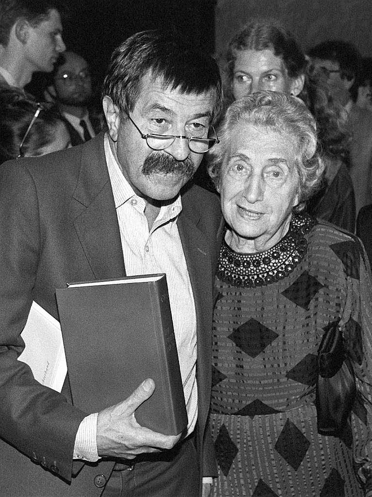 Der deutsche Schriftsteller Gnter Grass mit der US-Verlegerin Helen Wolff, die ihm das erste Exemplar einer in den USA erschienenen Sonderausgabe der Danzig Triologie am 07.10.1987 in Frankfurt am Main berreichte.