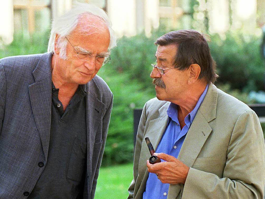 ngeregt unterhalten sich die deutschen Literaturgren Martin Walser (l) und Gnter Grass am 15.09.1999 vor dem Funkhaus des Norddeutschen Rundfunks in Hamburg.