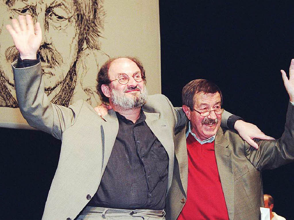 Der britisch-indische Schriftsteller Salman Rushdie (l.) und Gnter Grass winken zum Schlu der Geburtstagsfeier am 13.10.1997 im Hamburger Thalia Theater den rund 1 200 Zuschauern zu.