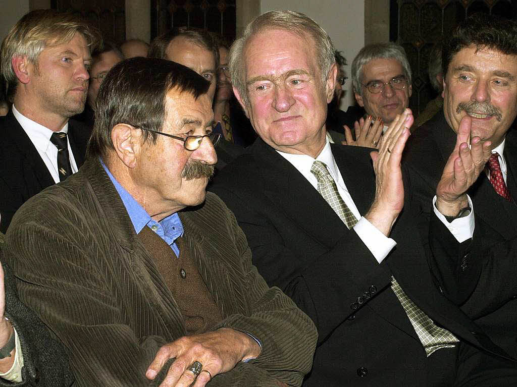 Beifall spendet Bundesprsident Johannes Rau (M) am 02.12.1999 in Kln whrend der Erffnung des Jubilumskongresses des Verbandes deutscher Schriftsteller fr Gnter Grass