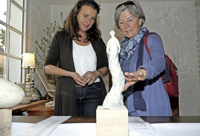 Petra Schmidt-Deutscher (links) und eine Besucherin der Ausstellung.  | Foto: Hlter-Hassler