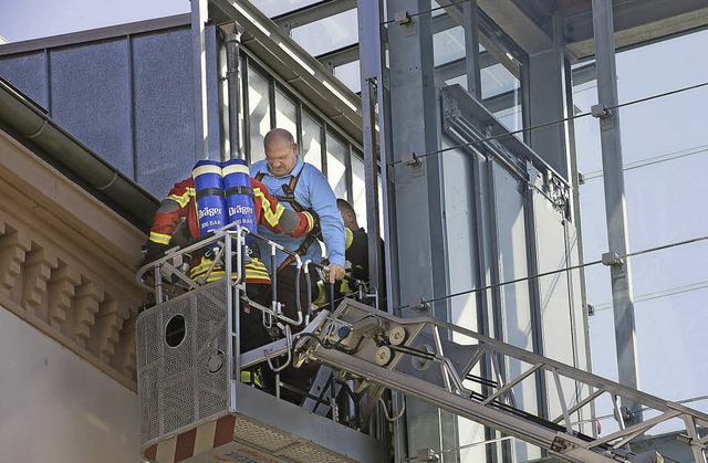 Mit der Drehleiter gelingt die Rettung aus dem Dachgeschoss.   | Foto: Mnch