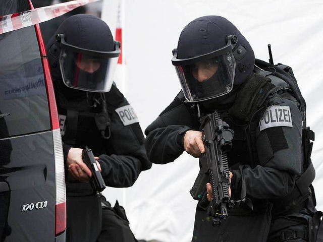 Ein Spezialeinsatzkommando der Polizei...enende in Efringen-Kirchen im Einsatz.  | Foto: dpa