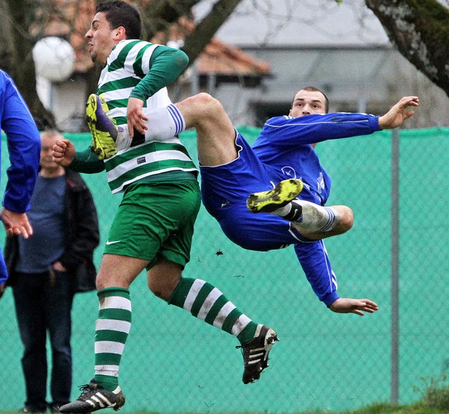 Akrobatisch: Roberto Catania (Hauingen...ausener Gegenspieler Daniele Amoruso.   | Foto: Konzok