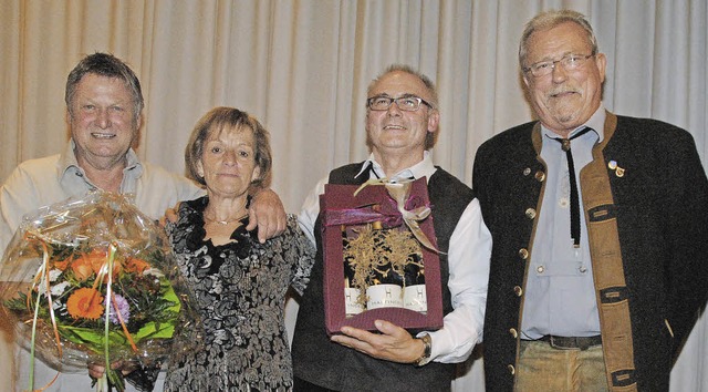 Vorsitzender Kurt Gutmann (rechts) und...das Ehepaar Inge und Hans Zimmermann.   | Foto: Sedlak