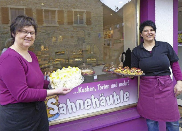 Sonja (links) und Alexandra Kurz vor ihrem Caf.  | Foto: Anne Freyer
