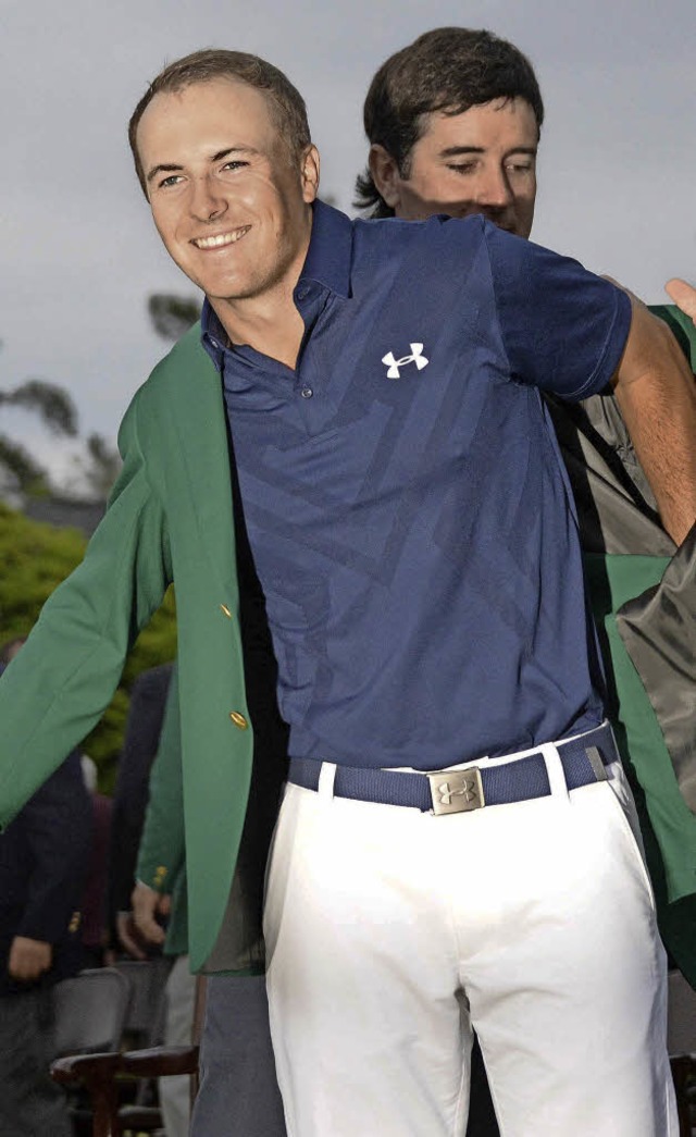 Jordan Spieth bei der Anprobe in Augusta  | Foto: afp