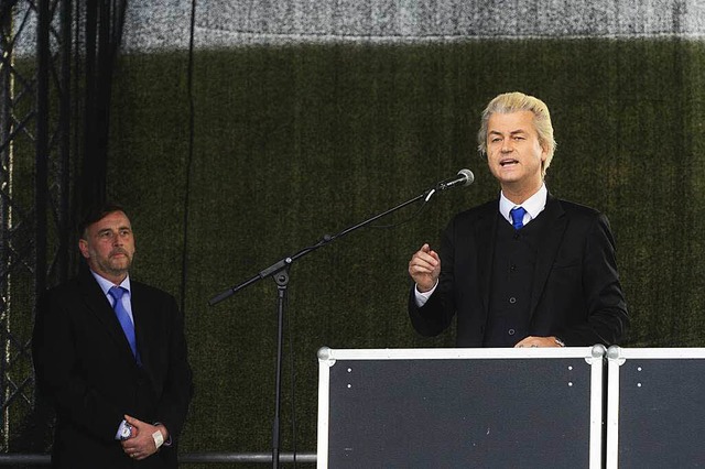 Auftritt in Dresden: Geert Wilders spricht, Pegida-Chef Lutz Bachmann hrt zu  | Foto: AFP