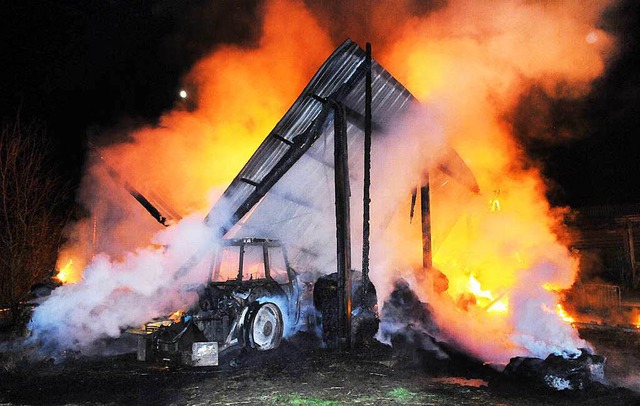 Mehrere Nutzfahrzeuge wurden bei dem Brand zerstrt.  | Foto: WOLFGANG KUENSTLE               