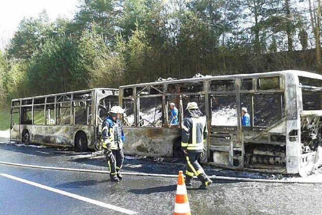 Linienbus brennt auf der A98 bei Lörrach aus – keine Verletzten