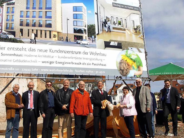 Gemeinderte, Oberbrgermeister und Ve...s Transparent,  das das Projekt zeigt.  | Foto: Heidi Foessel