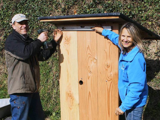 Rudi Duschka und Regine Fricke montieren einen Nistkasten.  | Foto: Nabu