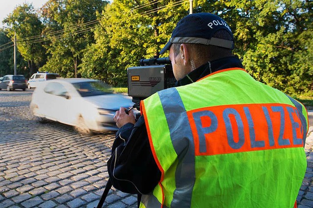 berall im Lndle finden am Donnerstag Geschwindigkeitskontrollen statt.  | Foto: dpa