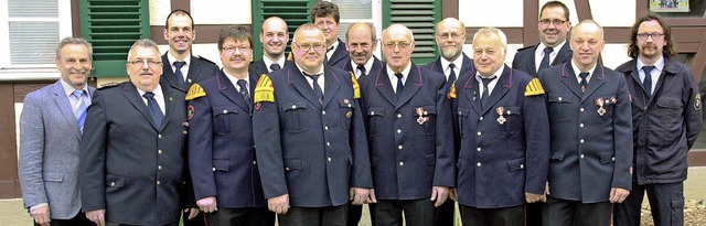 Brgermeister  Klaus Jehle (links), Ko...ere Mitglieder der Feuerwehr Hohberg.   | Foto: Babette Staiger