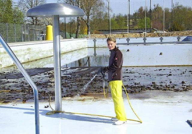 Emanuele Palladino beim Groreinemachen im Schwimmerbecken  | Foto: Klaus Fischer