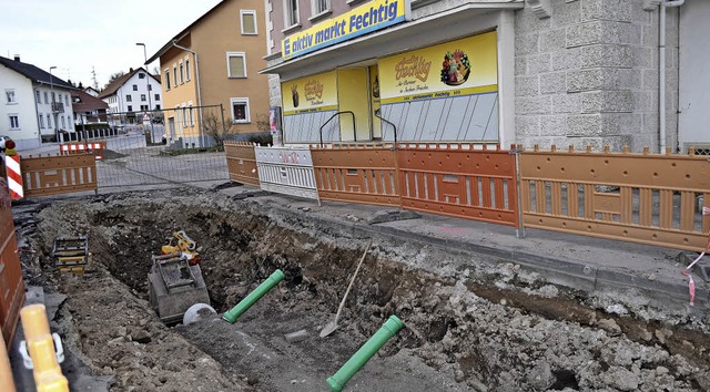 Neben dem Edeka prangt derzeit noch ein groes Loch.  | Foto: Nikola Vogt