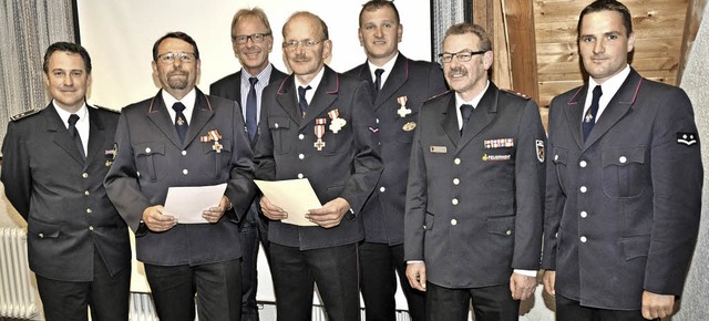 Geehrte und Ehrende der Auer Wehr (von...l-Heinz Thoma, Kommandant Martin Kury   | Foto: J. Steckmeister