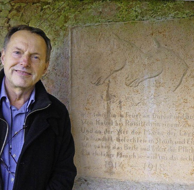 Peter Hobbing (links) vor der Gedenkta...g in einem historischen Kostm zeigt.   | Foto: Anne Freyer