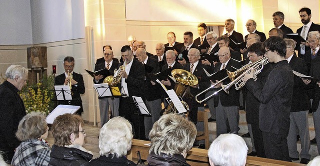 In St. Bonifatius: Chor 72 mit Chorlei...nks) und das Ensemble Fanfare Royale.   | Foto: zvg