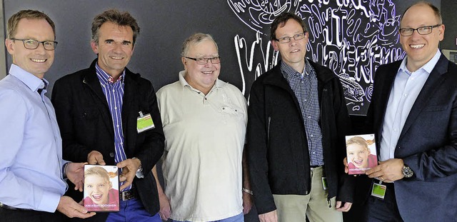 Klaus Stiegeler, Helmar Burkhart, Gust...n Mathesius (von links) mit dem Video.  | Foto: Marion Rank