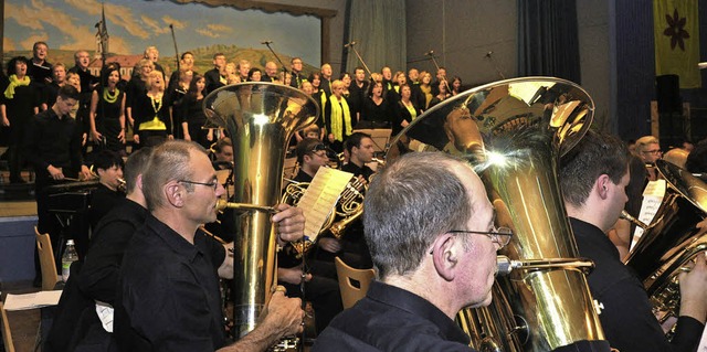100 Musiker und Snger der Musikkapell...r Bhne der Ihringer Kaiserstuhlhalle.  | Foto: Kai Kricheldorff