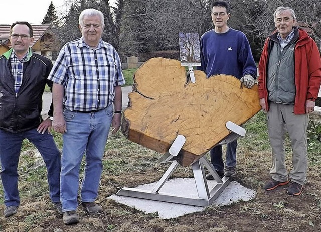 Eine Holzscheibe mit Informationstafel...er, Manfred Huber und Georg Dockhorn.   | Foto: wolfgang adam