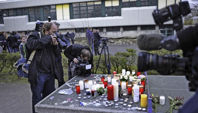 Nach dem Flugzeugabsturz belagerten Journalisten den Schulhof, fer stammen.   | Foto: AFP