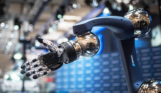 Kollege Roboter reicht die Hand.   | Foto: Fotos: dpa