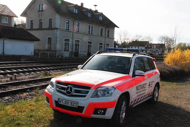 Der Notarzt kmmerte sich um den Verletzten am Bahnhof Brennet  | Foto: Jrn Kerckhoff