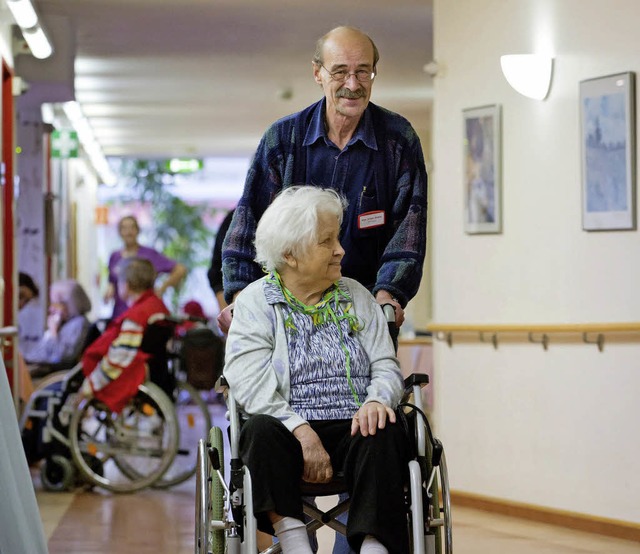 Fr den Bundesfreiwilligendienst werden auch ltere Interessierte gesucht.   | Foto: Frank Rumpenhorst/dpa