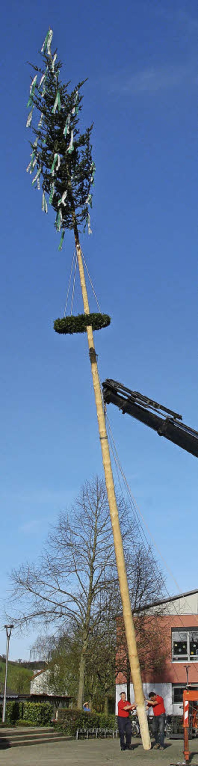 Zu Ehren der neuen Brgermeisterin ste...euerwehr einen  geschmckten Baum auf.  | Foto: Andreas Peikert