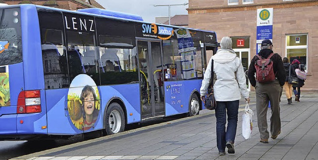 Der Stadtbus kommt an.  | Foto: Gerhard Walser