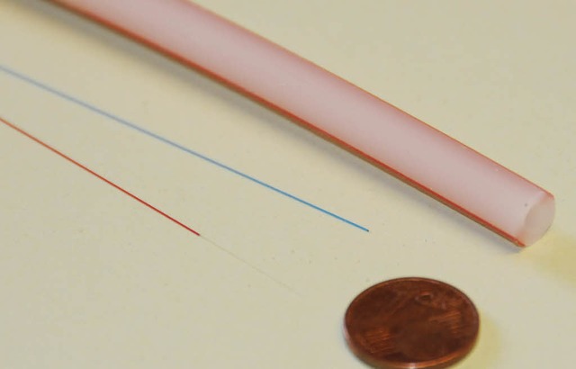 Glasfaserleerrohr (Speedpipe) mit sieb...envergleich zu einem Ein-Cent-Stck.   | Foto: Dietmar Noeske