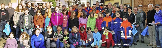 Bevor die vielen Helfer der Suberungs...anisator Benno Gessner (ganz rechts).   | Foto: edgar Steinfelder