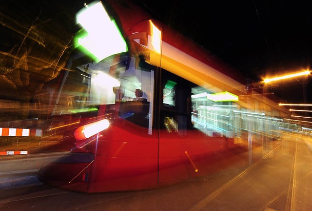 Die Straenbahnen sind nachts voll, der Anschluss in Freiburgs Drfer Tho   | Foto: Thomas Kunz