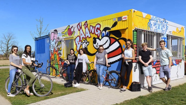 Die Rieselfelder Jugendlichen freuen sich aufs Abhngen am neuen Container.   | Foto: Ingo Schneider