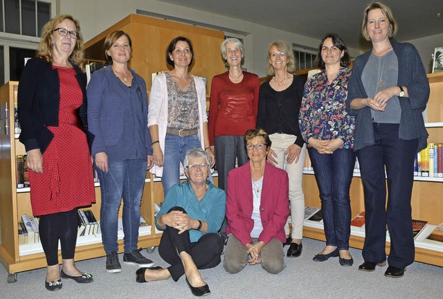 Gruppenbild nur mit Damen: der neue Vo... des Freundeskreises  Stadtbibliothek   | Foto: Barbara Ruda