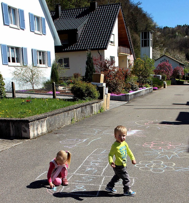 Marie und Nik nutzen den ersten Sommer...t, um auf der Schulstrae zu spielen.   | Foto: Helmut Kohler