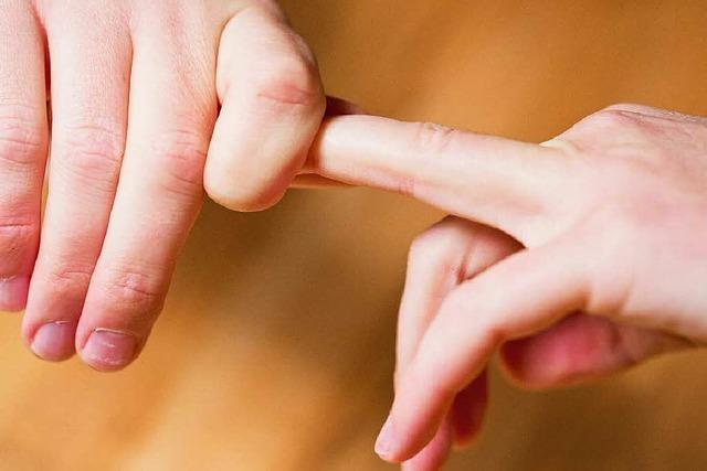 Forscher haben eine neue Erklärung für Fingerknacken gefunden