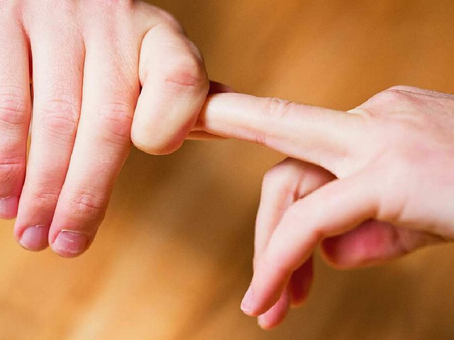 Was beim Fingerknacken eigentlich so k...Forscher eine neue Theorie entwickelt.  | Foto: dpa