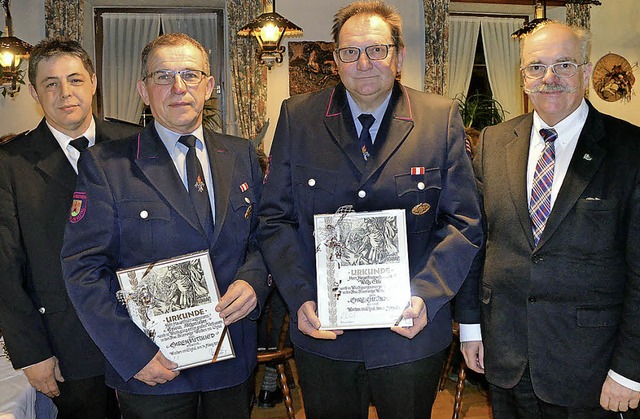 Kommandant Markus Rombach ernannte Erw...hrenmitgliedern der Feuerwehr Winden.   | Foto: Berger
