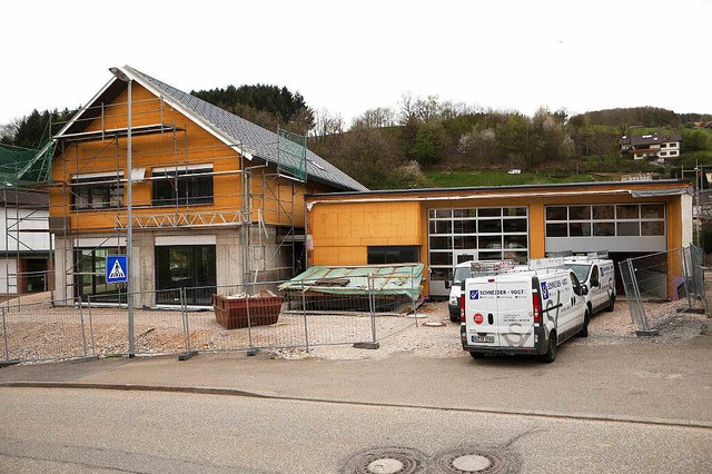 Die Arbeiten frs Bergdorfhaus in der ...e Schweighausen laufen auf Hochtouren.  | Foto: Christoph Breithaupt, Christoph Breithaupt