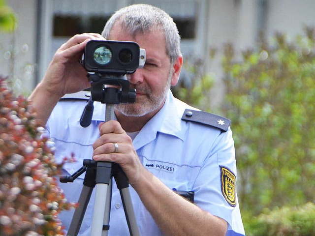 Polizeibeamter Thomas Fischer nimmt Au...in Beuggen ins Visier des Lasergerts.  | Foto: Peter Gerigk