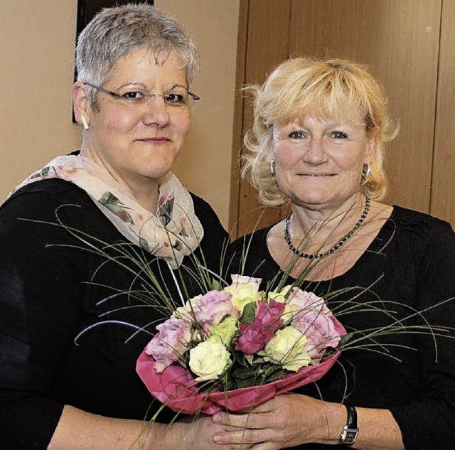 Mit  Blumen dankte Vorsitzende Ulrike ...ihren  Einsatz   als Einsatzleiterin.   | Foto: Herbert Birkle