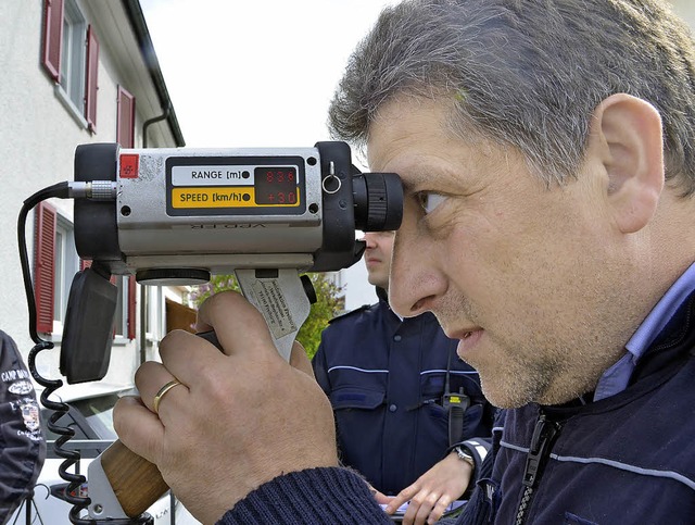 Polizeimeister Maurer schaut durch das Lasergert.   | Foto: Bonrath/Golf